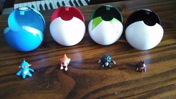 Покебол с фигуркой Покемона / Pokeball with Pokemon figure