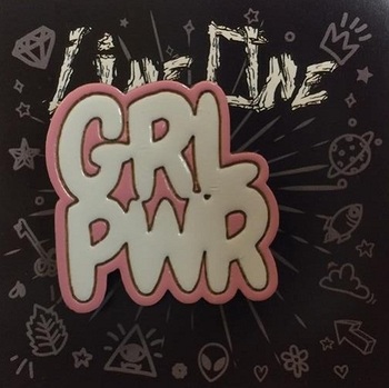 Деревянный значок Girl Power