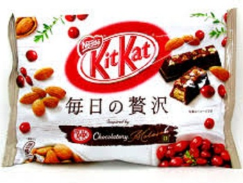 KitKat Чорний шоколад і мигдаль (велика упаковка)