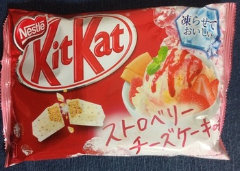 KitKat Полуфабрикат з полуницями (велика упаковка)